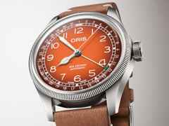 Oris Big Crown Pointer Date X Cervo Volante Automatik Edelstahl 40mm orangefarbenes Zifferblatt braunes Lederband – Herrenuhren Uhr mit Datum aus Edelstahl und Leder. Das Gehäuse ist rund und silber. Das Lederarmband ist braun. Das Zifferblatt ist arabisch und orange. – Ansicht 3