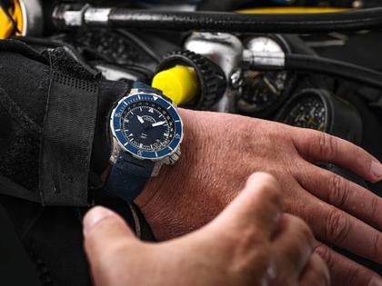 Mühle Glashütte Seebataillon GMT Automatik Titan 45mm blaues Zifferblatt blaues Kautschukband – Herrenuhren Uhr mit Datum aus Kautschuk und Titan. Das Gehäuse ist rund und silber. Das Kautschuk / Kunststoff / Silikon Armband ist blau. Das Zifferblatt ist ein Index in blau. – Ansicht 2