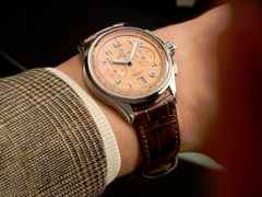 Breitling Premier B01 Chronograph 42 Automatik Edelstahl lachsfarbenes Zifferblatt braunes Lederband – Herrenuhren Chronograph aus Edelstahl und Leder. Das Gehäuse ist rund und silber. Das Lederarmband Kroko / Alligator ist braun. Das Zifferblatt ist arabisch und orange. – Ansicht 5