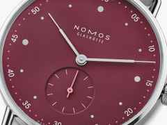 Nomos Glashütte Metro 33 Muted Red Handaufzug Edelstahl 33mm rotes Zifferblatt graues Lederband Stahlboden – Damenuhren Uhr ohne Datum aus Edelstahl und Leder. Das Gehäuse ist rund und silber. Das Lederarmband ist grau. Das Zifferblatt ist ein Index in rot. – Ansicht 3