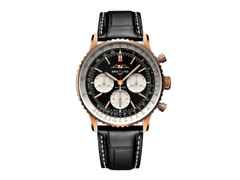 Breitling Navitimer B01 Chronograph 43 Rotgold schwarzes Zifferblatt schwarzes Lederband – Herrenuhren Chronograph aus 750 Rotgold. Das Gehäuse ist rund und roségold. Das Lederarmband Kroko / Alligator ist schwarz. Das Zifferblatt ist ein Index in schwarz.