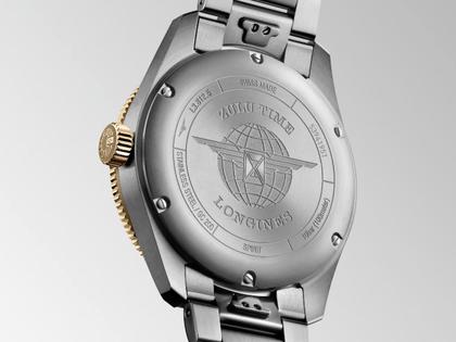 Longines Spirit Zulu Time Automatik Edelstahl 42mm Gelbgold-Lünette graues Zifferblatt Metallband – Herrenuhren Uhr mit Datum aus 750 Gelbgold, Edelstahl und Keramik. Das Gehäuse ist rund und silber-gelbgold. Das Edelstahlarmband ist braun. Das Zifferblatt ist arabisch Index und grau. – Ansicht 3