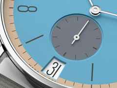 Nomos Glashütte Tangente 38 Datum "175 Years Watchmaking - Delfin" Handaufzug Edelstahl blaues Zifferblatt graues Textilband Glasboden – Herrenuhren Uhr mit Datum aus Edelstahl. Das Gehäuse ist rund und silber. Das Textilarmband ist grau. Das Zifferblatt ist arabisch Index und blau. – Ansicht 6