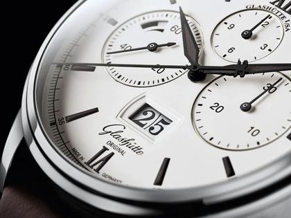 Glashütte Original Senator Chronograph Panoramadatum Automatik Edelstahl 42mm weißes Zifferblatt schwarzes Kautschukband – Herrenuhren Chronograph aus 950 Platin. Das Gehäuse ist rund und silber. Das Kautschuk / Kunststoff / Silikon Armband ist schwarz. Das Zifferblatt ist römisch Index und weiß. – Ansicht 3