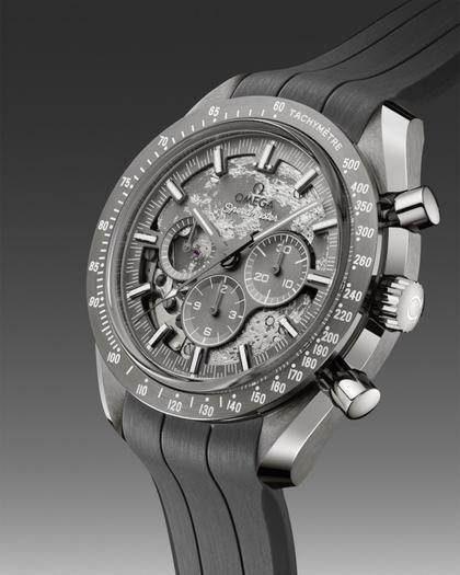 Omega Speedmaster Grey Side of the Moon Apollo 8 Chronograph Handaufzug Edelstahl 44mm graues Zifferblatt graues Kautschukband – Herrenuhren Chronograph aus Aluminium, Kautschuk und Keramik. Das Gehäuse ist rund und grau. Das Kautschuk / Kunststoff / Silikon Armband ist grau. Das Zifferblatt ist ein Index in grau. – Ansicht 3