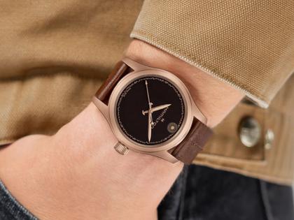 Hamilton Khaki Field The Odyssey Limited Edition Automatik Bronze 42mm schwarzes Zifferblatt braunes Lederband – Herrenuhren Uhr ohne Datum aus Bronze, Leder und Titan. Das Gehäuse ist rund und bronze. Das Lederarmband ist braun. Das Zifferblatt ist ohne Zeichen und schwarz. – Ansicht 9