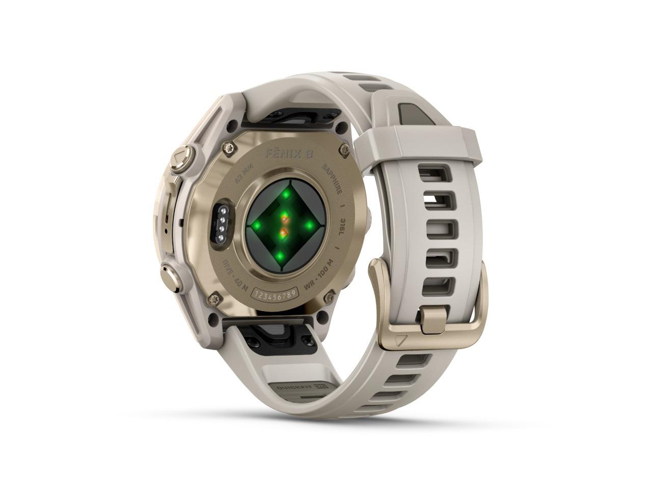 Garmin fenix 8 43mm AMOLED Edelstahl softgold beschichtet nebelgraues Kautschukband – Damenuhren Uhr Multifunktion aus DLC beschichtet, Edelstahl und Kautschuk. Das Gehäuse ist rund und beige. Das Kautschuk / Kunststoff / Silikon Armband ist beige. Das Zifferblatt ist digital und schwarz. – Ansicht 4