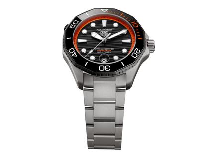 TAG Heuer Aquaracer Professional 500 Date Automatik Titan 42mm schwarzes Zifferblatt Metallband limitiert – Herrenuhren Uhr mit Datum aus Keramik und Titan. Das Gehäuse ist rund und silber. Das Titanarmband ist silber. Das Zifferblatt ist ein Index in schwarz. – Ansicht 3