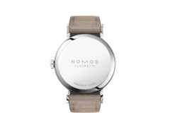 Nomos Glashütte Tangente 35 Nachtblau Handaufzug Edelstahl 35mm blaues Zifferblatt beiges Lederband Stahlboden – Damenuhren Uhr ohne Datum aus Edelstahl und Leder. Das Gehäuse ist rund und silber. Das Lederarmband ist beige. Das Zifferblatt ist arabisch Index und blau. – Ansicht 2