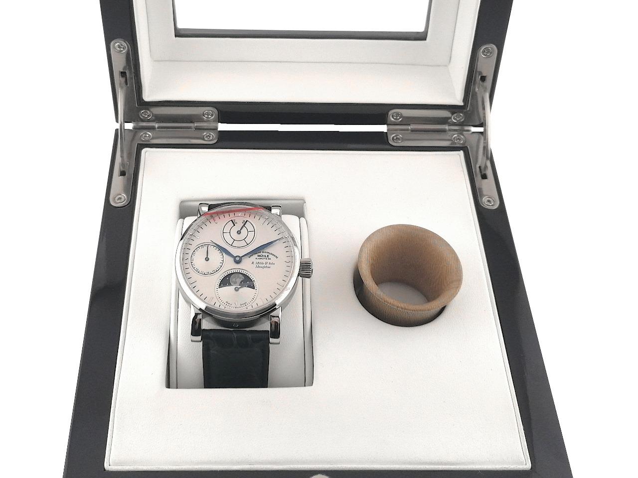 Mühle Glashütte Robert Mühle Mondphase Handaufzug Edelstahl 42mm silbernes Zifferblatt schwarzes Lederband M1-11-53 Full Set Occasion Refurbished – Herrenuhren Uhr mit Datum aus Edelstahl. Das Gehäuse ist rund und silber. Das Lederarmband ist schwarz. Das Zifferblatt ist ein Index in silber. – Ansicht 5