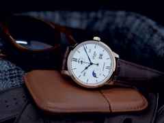 Glashütte Original Senator Excellence Ewiger Kalender Automatik Rotgold 42mm silberfarbenes Zifferblatt braunes Lederband – Herrenuhren Uhr mit Kalender aus 750 Rotgold. Das Gehäuse ist rund und roségold. Das Lederarmband Kroko / Alligator ist braun. Das Zifferblatt ist römisch Index und weiß. – Ansicht 2