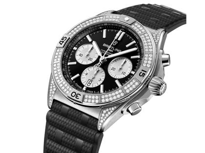 Breitling Chronomat B01 42 Automatik Edelstahl schwarzes Zifferblatt mit Brillanten 1,30ct schwarzes Kautschukband – Herrenuhren Chronograph aus Edelstahl und Kautschuk. Das Gehäuse ist rund und silber. Das Kautschuk / Kunststoff / Silikon Armband ist schwarz. Das Zifferblatt ist ein Index in schwarz. – Ansicht 2