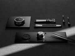 Maurice Lacroix AIKON-IC Automatik Edelstahl 43mm Carbon-Zifferblatt schwarzes Kautschukband – Herrenuhren Uhr mit Datum aus Carbon, Edelstahl, Kautschuk, Keramik und Leder. Das Gehäuse ist rund und silber. Das Kautschuk / Kunststoff / Silikon Armband ist schwarz. Das Zifferblatt ist ein Index in schwarz. – Ansicht 6
