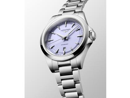 Longines Conquest Quarz Edelstahl 30mm violettes Zifferblatt Metallband – Damenuhren Uhr mit Datum aus Edelstahl. Das Gehäuse ist rund und silber. Das Edelstahlarmband ist silber. Das Zifferblatt ist ein Index in lila. – Ansicht 2