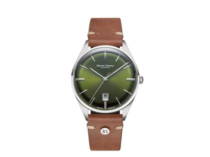 Bruno Söhnle Glashütte Merano Quarz Edelstahl 40mm grünes Zifferblatt braunes Lederband – Herrenuhren Uhr mit Datum aus Edelstahl. Das Gehäuse ist rund und silber. Das Lederarmband ist braun. Das Zifferblatt ist ein Index in grün.