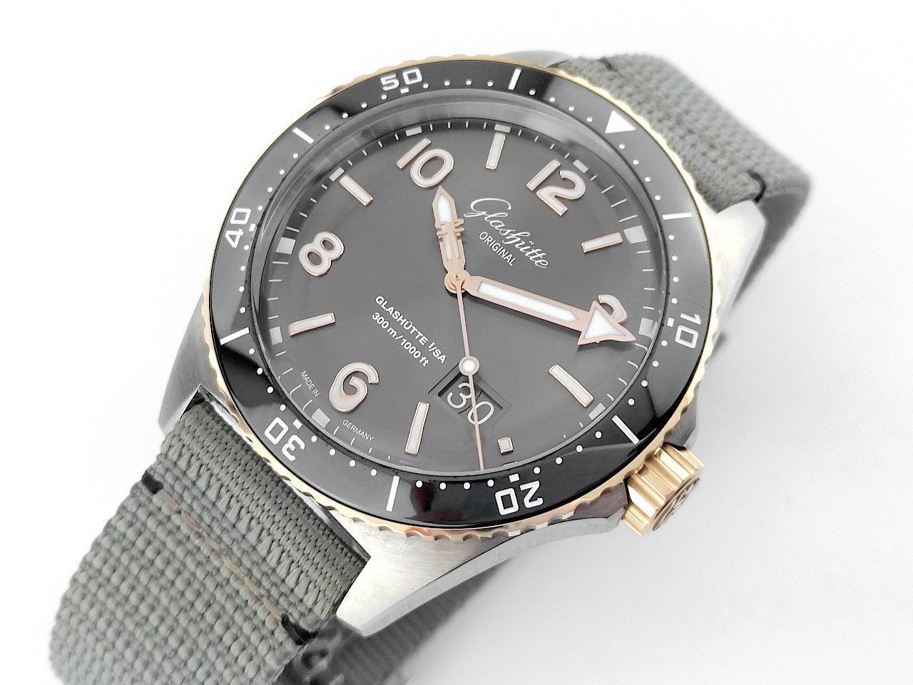Glashütte Original SeaQ Panoramadatum Automatik Edelstahl und Rotgold 43mm Textilband 1-36-13-04-91-34 Full Set Occasion – Herrenuhren Uhr mit Datum aus 750 Rotgold, Edelstahl und Keramik. Das Gehäuse ist rund und silber-rotgold. Das Textilarmband ist grau. Das Zifferblatt ist arabisch Index und grau. – Ansicht 4