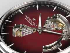 Hamilton Jazzmaster Open Heart Automatik Edelstahl 40mm rotes Zifferblatt rotbraunes Lederband – Herrenuhren Uhr ohne Datum aus Edelstahl und Leder. Das Gehäuse ist rund und silber. Das Lederarmband ist braun. Das Zifferblatt ist ein Index in rot. – Ansicht 4