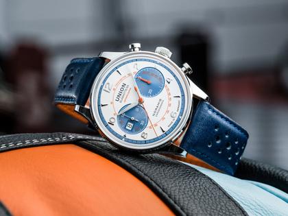 Union Glashütte Noramis Chronograph Sachsen Classic 2024 Limited Edition Automatik Edelstahl 42mm beiges Zifferblatt blaues Lederband – Herrenuhren Chronograph aus Edelstahl und Leder. Das Gehäuse ist rund und silber. Das Lederarmband ist blau. Das Zifferblatt ist arabisch Index und beige. – Ansicht 4