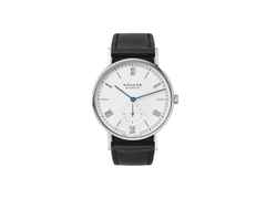 Nomos Glashütte Ludwig 38 Datum Handaufzug Edelstahl weißes Zifferblatt schwarzes Lederband Glasboden – Herrenuhren Uhr mit Datum aus Edelstahl und Leder. Das Gehäuse ist rund und silber. Das Lederarmband ist schwarz. Das Zifferblatt ist römisch Index und weiß.