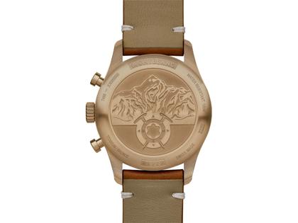 Montblanc 1858 Automatic Chronograph Bronze – Herrenuhren Chronograph aus Titan. Das Gehäuse ist rund und roségold. Das Lederarmband ist braun. Das Zifferblatt ist arabisch Index und beige. – Ansicht 2