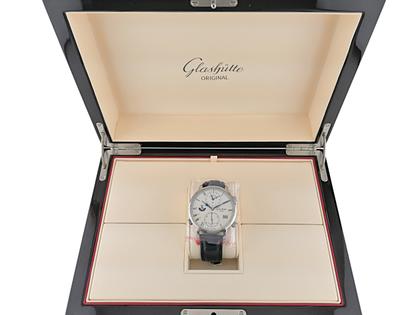 Glashütte Original Senator Cosmopolite Weltzeit Automatik Weißgold 44mm silberfarbenes Zifferblatt blaues Lederband 1-89-02-01-04-30 Full Set mit Garantie Occasion Neu – Herrenuhren Uhr mit Datum aus 750 Weißgold. Das Gehäuse ist rund und silber. Das Lederarmband Kroko / Alligator ist blau. Das Zifferblatt ist römisch Index und silber. – Ansicht 3