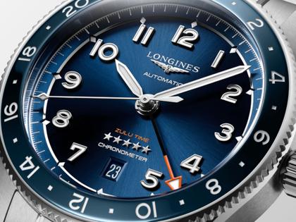 Longines Spirit Zulu Time Automatik Edelstahl 42mm blaues Zifferblatt Metallband – Herrenuhren Uhr mit Datum aus Edelstahl und Keramik. Das Gehäuse ist rund und silber. Das Edelstahlarmband ist silber. Das Zifferblatt ist arabisch und blau. – Ansicht 2