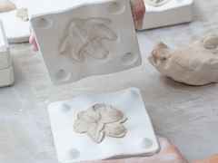 Meissen Bloom Collection Brosche "Blüte" Silber vergoldet 4,8x5,5cm in Gold staffiert – Ansteckschmuck Brosche in weiß und aus 925 Silber vergoldet und Porzellan. – Ansicht 4