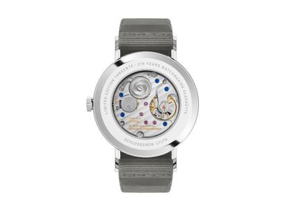 Nomos Glashütte Tangente 38 Datum "175 Years Watchmaking - Schlossgrün" Handaufzug Edelstahl grünes Zifferblatt graues Textilband Glasboden – Herrenuhren Uhr mit Datum aus Edelstahl. Das Gehäuse ist rund und silber. Das Textilarmband ist grau. Das Zifferblatt ist arabisch Index und grün. – Ansicht 2