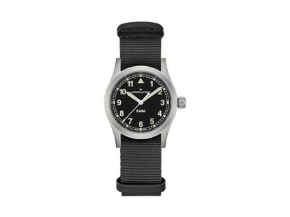 Hamilton Khaki Field Quartz Edelstahl 33mm schwarzes Zifferblatt schwarzes NATO-Textilband – Damenuhren Uhr ohne Datum aus Edelstahl. Das Gehäuse ist rund und grau. Das Textilarmband ist schwarz. Das Zifferblatt ist ein Index in schwarz.