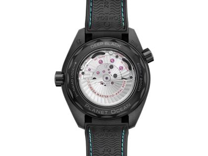 Omega Seamaster Planet Ocean 600M Automatik Edelstahl Schwarz-DLC 45,5mm schwarzes Zifferblatt schwarzes Kautschukband – Herrenuhren Uhr mit Datum aus DLC beschichtet, Edelstahl, Kautschuk und Keramik. Das Gehäuse ist rund und schwarz. Das Kautschuk / Kunststoff / Silikon Armband ist schwarz. Das Zifferblatt ist ein Index in schwarz. – Ansicht 2