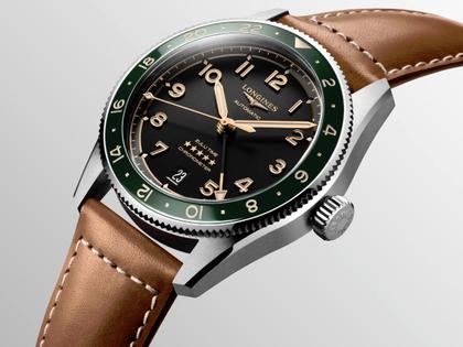 Longines Spirit Zulu Time Automatik Edelstahl 39mm schwarzes Zifferblatt braunes Lederband – Herrenuhren Uhr mit Datum aus Edelstahl, Keramik und Leder. Das Gehäuse ist rund und silber. Das Lederarmband ist braun. Das Zifferblatt ist arabisch Index und schwarz. – Ansicht 4