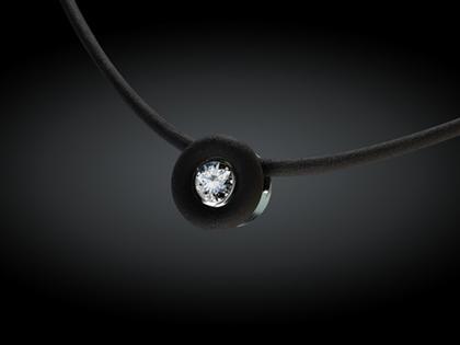 André Ribeiro Halsreif mit Anhänger Kautschuk mit Brillant 1,00 – Halsschmuck Collier aus 750 Weißgold, Edelstahl, Kautschuk und und .