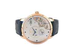 Glashütte Original PanoMaticInverse Automatik Rotgold 42mm silbernes Zifferblatt schwarzes Lederband 1-91-02-01-05-62 Full Set Occasion Refurbished – Herrenuhren Uhr mit Datum aus 750 Rotgold und 925 Silber. Das Gehäuse ist rund und rotgold. Das Lederarmband Kroko / Alligator ist schwarz. Das Zifferblatt ist ein Index in silber.