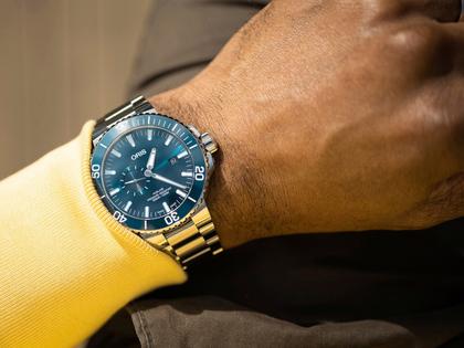 Oris Aquis Small Second Automatik Edelstahl 45,5mm blaues Zifferblatt Metallband – Herrenuhren Uhr mit Datum aus Edelstahl und Keramik. Das Gehäuse ist rund und silber. Das Edelstahlarmband ist silber. Das Zifferblatt ist ein Index in blau. – Ansicht 3