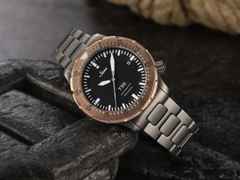 Sinn Spezialuhren T50 GBDR Automatik Titan 41mm schwarzes Zifferblatt Metallband – Herrenuhren Uhr mit Datum aus Bronze und Titan. Das Gehäuse ist rund und bronze. Das Titanarmband ist grau. Das Zifferblatt ist ein Index in schwarz. – Ansicht 5
