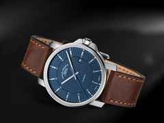 Mühle Glashütte 29er Casual Automatik Edelstahl 42,4mm blaues Zifferblatt beiges Canvasband – Herrenuhren Uhr mit Datum aus Edelstahl und Leder. Das Gehäuse ist rund und silber. Das Textilarmband ist grau. Das Zifferblatt ist ein Index in blau. – Ansicht 5