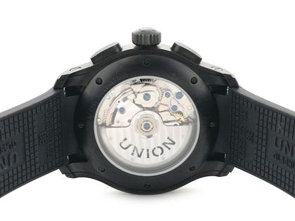 Union Glashütte Belisar Chronograph Sport Automatik Edelstahl PVD-Schwarz 43mm schwarzes Zifferblatt schwarzes Kautschukband D002.627.16.207.00 Full Set Occasion Refurbished – Herrenuhren Chronograph aus Carbon, Edelstahl und PVD beschichtet. Das Gehäuse ist rund und schwarz. Das Kautschuk / Kunststoff / Silikon Armband ist schwarz. Das Zifferblatt ist arabisch Index und schwarz. – Ansicht 2