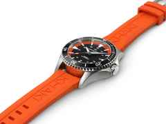 Hamilton Khaki Navy Scuba Auto Edelstahl 40mm schwarzes Zifferblatt orangenes Kautschukband – Herrenuhren Uhr mit Datum aus Edelstahl und Kautschuk. Das Gehäuse ist rund und silber. Das Kautschuk / Kunststoff / Silikon Armband ist orange. Das Zifferblatt ist arabisch Index und schwarz. – Ansicht 3