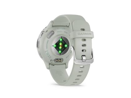 Garmin Venu 3S faserverstärktes Polymer salbeigrau 41mm salbeigraues Kautschukband – Herrenuhren Uhr Multifunktion aus Edelstahl, Kautschuk und Kunststoff. Das Gehäuse ist rund und grün. Das Kautschuk / Kunststoff / Silikon Armband ist grün. Das Zifferblatt ist digital und schwarz. – Ansicht 5