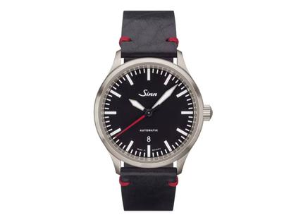 Sinn Spezialuhren 836 Automatik Edelstahl 43mm schwarzes Zifferblatt schwarzes Lederband – Herrenuhren Uhr mit Datum aus Edelstahl. Das Gehäuse ist rund und silber. Das Lederarmband ist schwarz. Das Zifferblatt ist ein Index in schwarz.