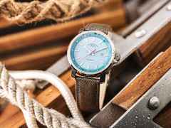 Mühle Glashütte 29er Big Südseeblau Automatik Edelstahl 42,4mm blaues Zifferblatt braunes Canvasband – Herrenuhren Uhr mit Datum aus Edelstahl und Leder. Das Gehäuse ist rund und silber. Das Textilarmband ist braun. Das Zifferblatt ist ein Index in blau. – Ansicht 2