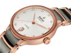 Rado Centrix Diamonds Automatik Edelstahl Roségold-PVD 35mm weißes Zifferblatt mit Brillanten Metallband – Damenuhren Uhr mit Datum aus Edelstahl, Keramik und PVD beschichtet. Das Gehäuse ist rund und roségold. Das Keramikarmband ist grau. Das Zifferblatt ist ein Index in weiß. – Ansicht 2