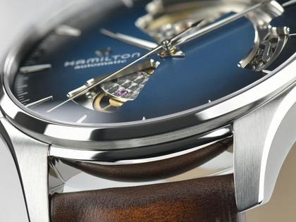 Hamilton Jazzmaster Open Heart Automatik Edelstahl 40mm dunkelblaues Zifferblatt braunes Lederband – Herrenuhren Uhr ohne Datum aus Edelstahl und Leder. Das Gehäuse ist rund und silber. Das Lederarmband ist braun. Das Zifferblatt ist ein Index in blau. – Ansicht 4