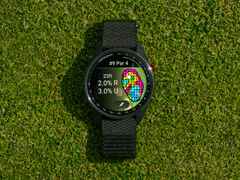 Garmin Approach S72 Titan Schwarz-DLC 47mm digitales Display schwarzes Textilband – Herrenuhren Uhr Multifunktion aus Keramik und Kunststoff. Das Gehäuse ist rund und schwarz. Das Textilarmband ist schwarz. Das Zifferblatt ist digital und schwarz. – Ansicht 8