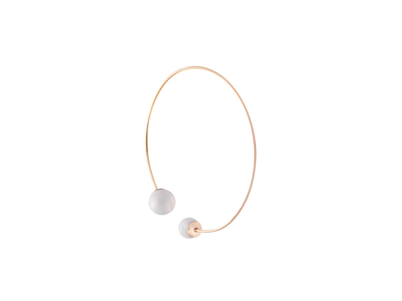 Meissen Pearl Collection  Armspange Roségold mit weißen Perlen aus Meissener Porzellan® 60mm – Armschmuck Armspange aus 750 Rotgold, Porzellan und und . – Ansicht 2