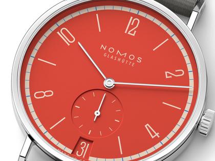 Nomos Glashütte Tangente 38 Datum "175 Years Watchmaking - Rambazamba" Handaufzug Edelstahl rotes Zifferblatt graues Textilband Glasboden – Herrenuhren Uhr mit Datum aus Edelstahl. Das Gehäuse ist rund und silber. Das Textilarmband ist grau. Das Zifferblatt ist arabisch Index und rot. – Ansicht 4