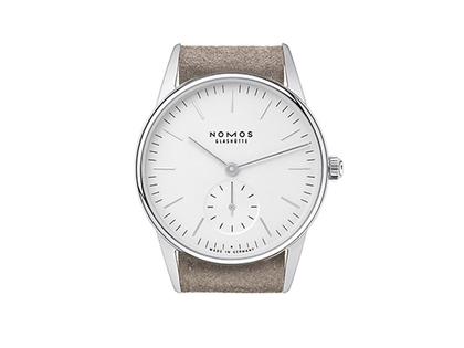 Nomos Glashütte Orion 33 Weiß Handaufzug Edelstahl 33mm weißes Zifferblatt braunes Lederband Glasboden – Damenuhren Uhr ohne Datum aus Edelstahl und Leder. Das Gehäuse ist rund und silber. Das Lederarmband ist beige. Das Zifferblatt ist ein Index in weiß. – Ansicht 3