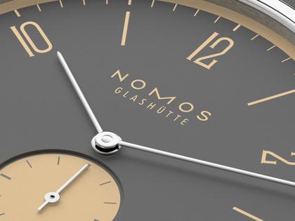 Nomos Glashütte Tangente 38 Datum "175 Years Watchmaking - Haifischgrau" Handaufzug Edelstahl graues Zifferblatt graues Textilband Glasboden – Herrenuhren Uhr mit Datum aus Edelstahl. Das Gehäuse ist rund und silber. Das Textilarmband ist grau. Das Zifferblatt ist arabisch Index und grau. – Ansicht 5