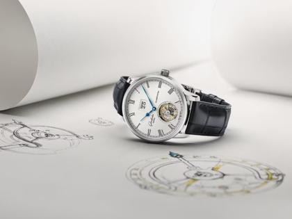 Glashütte Original Senator Alfred Helwig Tourbillon Automatik Weißgold 42mm weißes Zifferblatt blaues Lederband Limited Edition – Herrenuhren Uhr mit Datum aus 750 Weißgold. Das Gehäuse ist rund und silber. Das Lederarmband Kroko / Alligator ist blau. Das Zifferblatt ist römisch und silber. – Ansicht 5