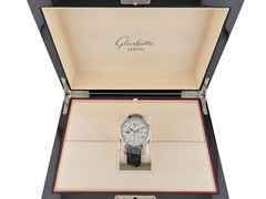 Glashütte Original Senator Cosmopolite Weltzeit Automatik Weißgold 44mm silberfarbenes Zifferblatt blaues Lederband 1-89-02-01-04-30 Full Set mit Garantie Occasion Neu – Herrenuhren Uhr mit Datum aus 750 Weißgold. Das Gehäuse ist rund und silber. Das Lederarmband Kroko / Alligator ist blau. Das Zifferblatt ist römisch Index und silber. – Ansicht 3